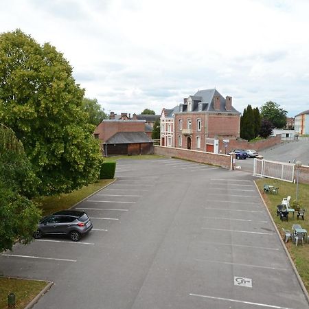 Hotel Restaurant La Paix La Robe Et Le Palais Forges-les-Eaux Exterior foto