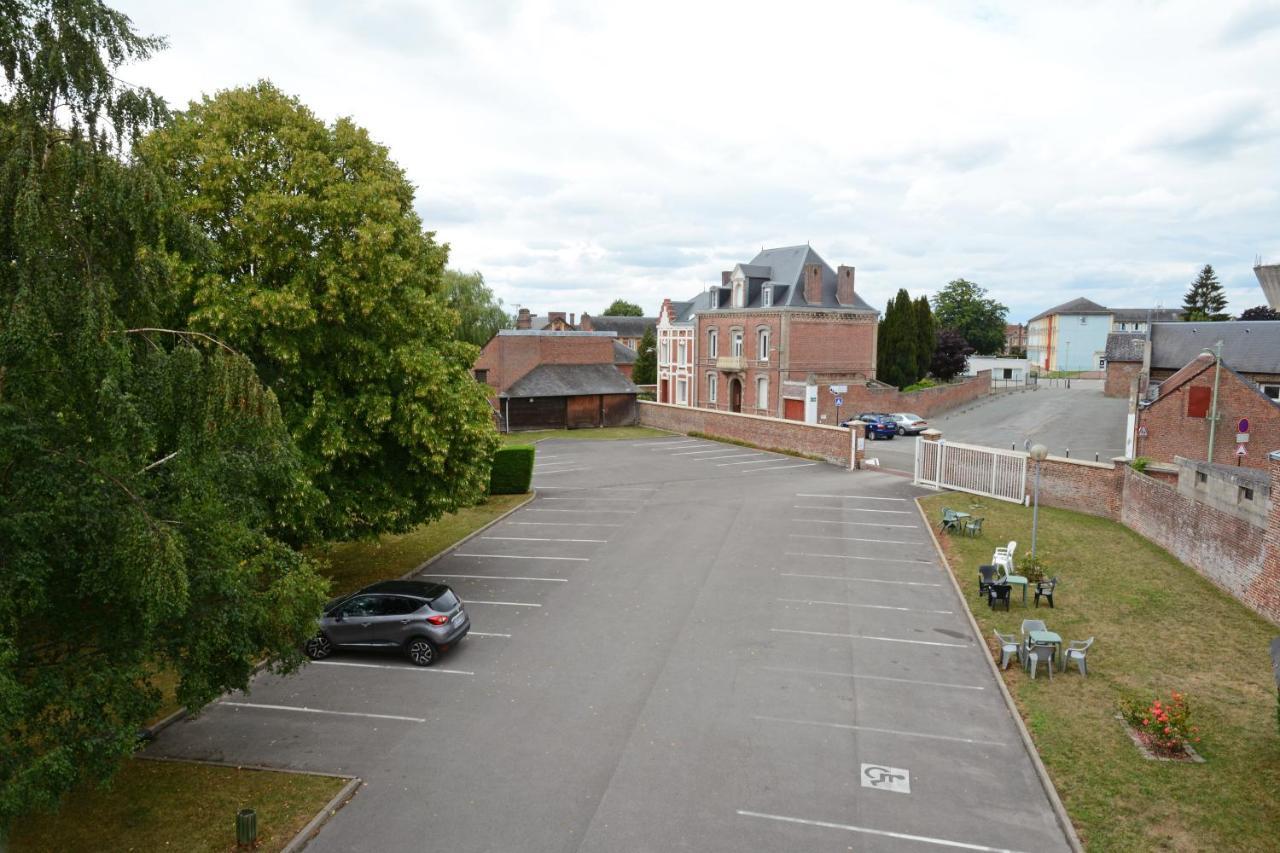 Hotel Restaurant La Paix La Robe Et Le Palais Forges-les-Eaux Exterior foto