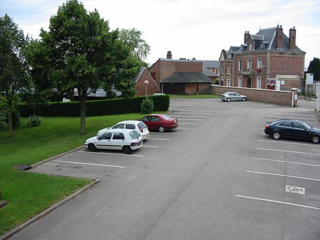 Hotel Restaurant La Paix La Robe Et Le Palais Forges-les-Eaux Exterior foto